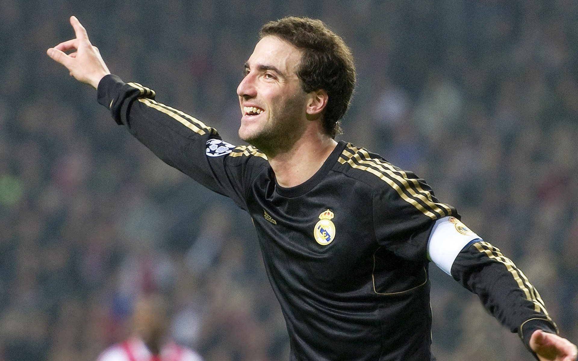 米兰体育官网-“意甲战况火爆,多支球队争夺前四名”,意甲战绩