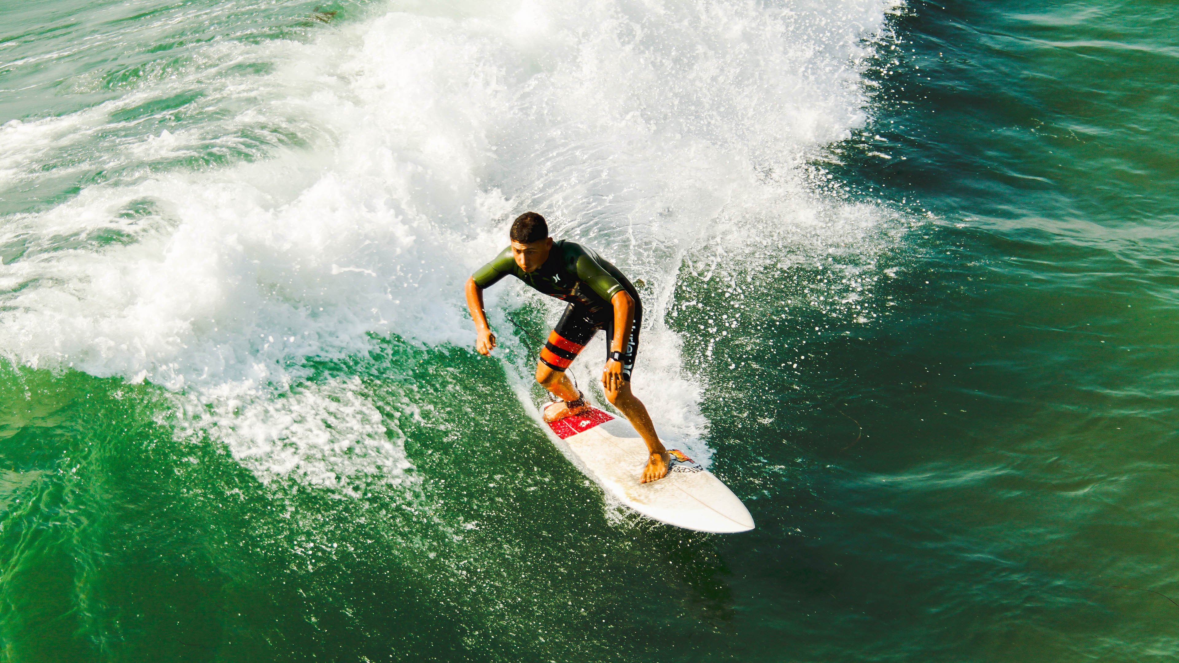 米兰体育官网-赛季悬念：谁能逆袭皇马巴萨夺冠？，巴萨皇马谁赢了